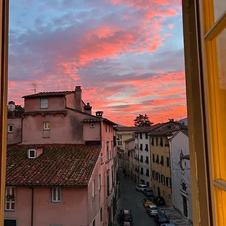 Bright Rooftop With Views Over Historic Lägenhet Lucca