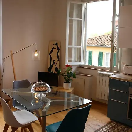 Апартаменты Bright Rooftop Apartment With Views Over Historic Lucca Лукка